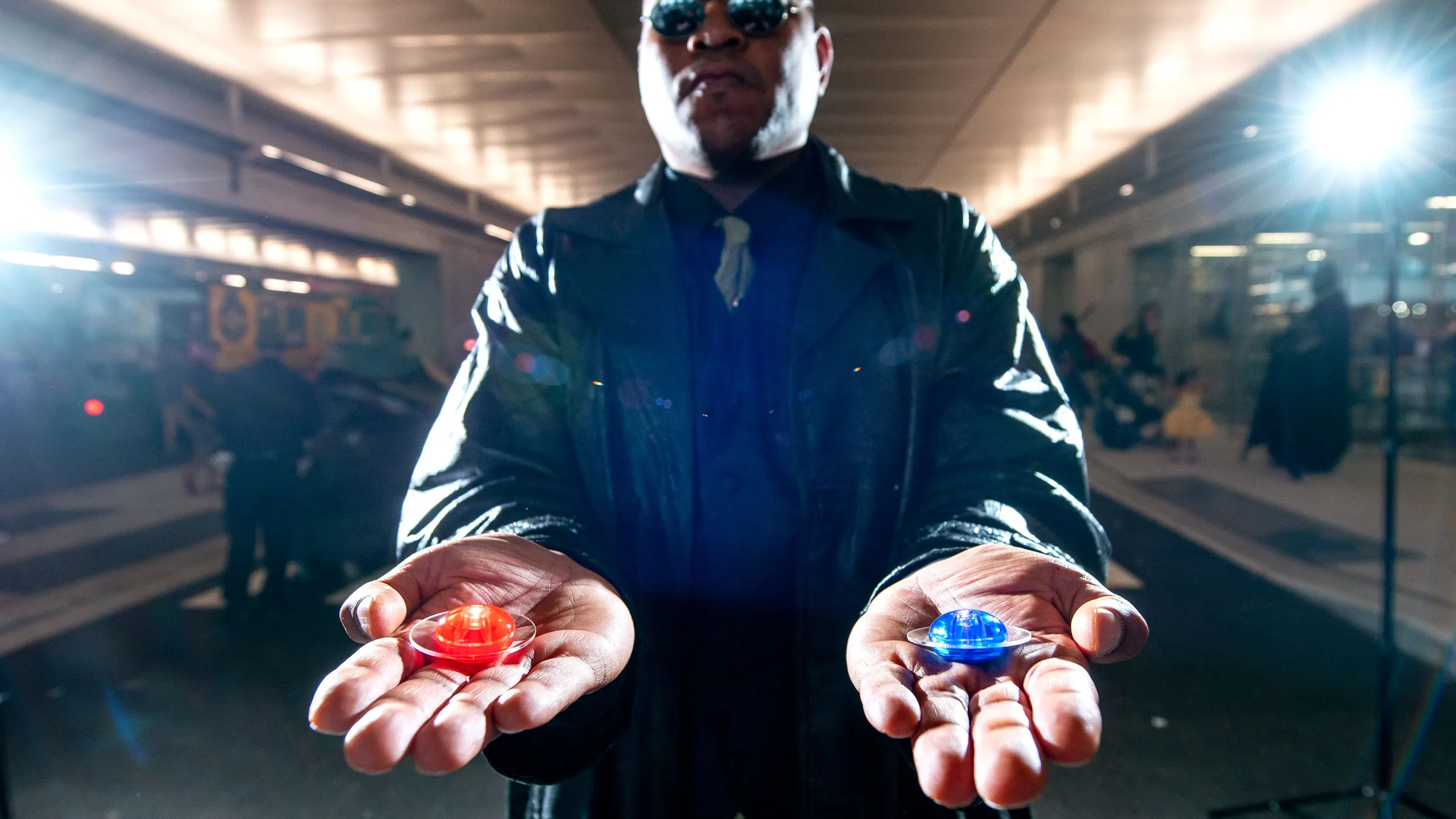 Morpheus ยื่นยาเม็ดแดงกับน้ำเงินให้ Neo