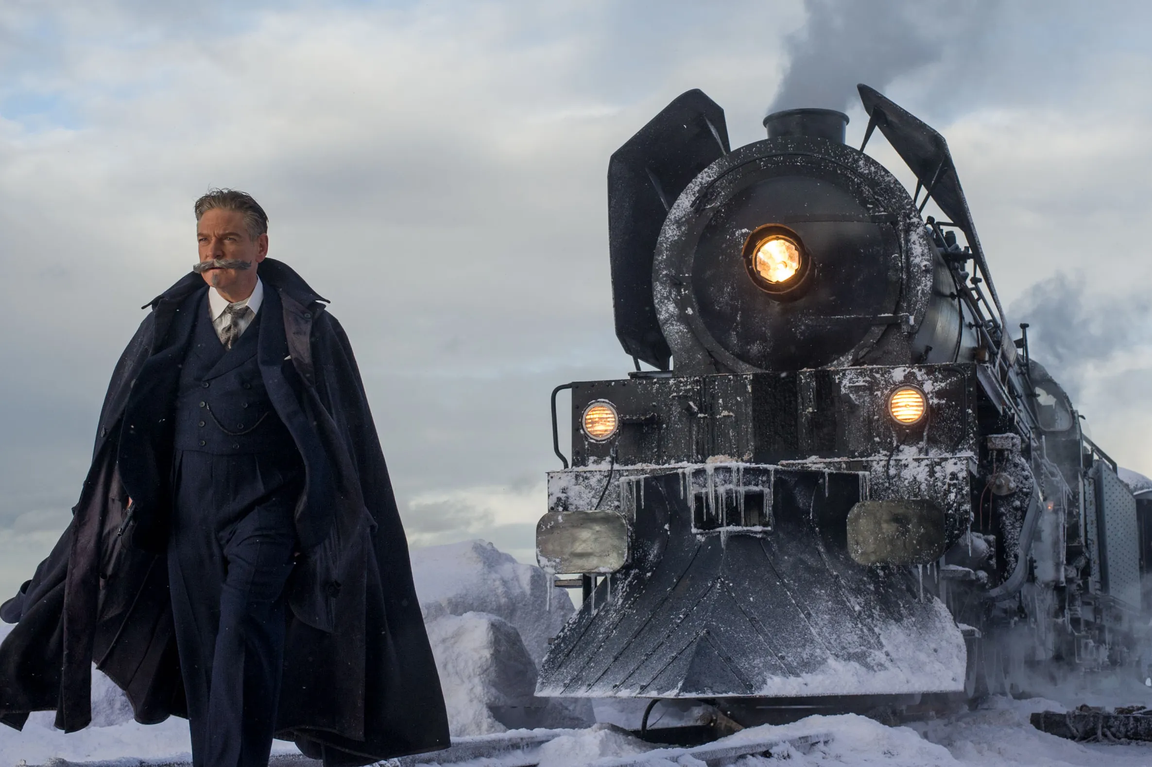 ปัวโรต์ยืนอยู่หน้าขบวนรถไฟ Orient Express